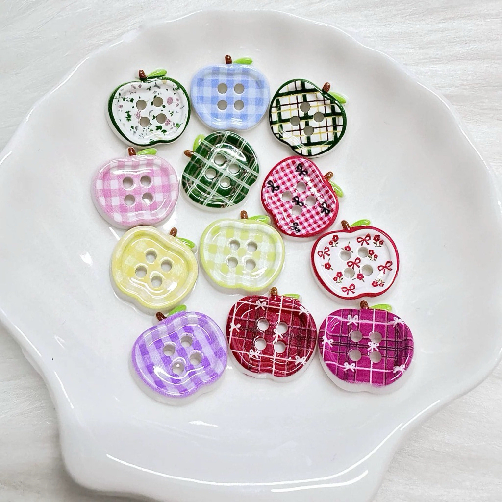 กระดุมน่ารัก เม็ดละ 2และ 3 บาท ขั้นต่ำ 5 เม็ด เนื้อพลาสติก มี 2 ขนาด 1.8 cm.และ 2.5 cm. น่ารักมากจ้า