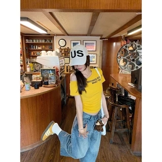 เสื้อยืดแขนสั้นผู้หญิงพิมพ์ลายตัวอักษร เปิดไหล่คอเอียง เข้ารูปใส่แล้วดูผอม ดีไซน์เก๋ไม่ซ้ำใคร สวยโดดเด่น