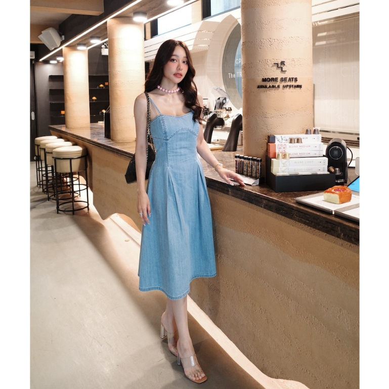 MOTTOM – DAYNA Denim Midi Dress in Light Blue ราคา ถูกที่สุด ดีลบีเคเค