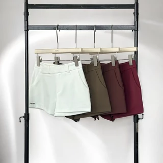 Atipashop - AERIS SHORT กางเกงขาสั้น เอวกลาง สีพื้น ดีเทล อะไหล่โลโก้เหล็ก