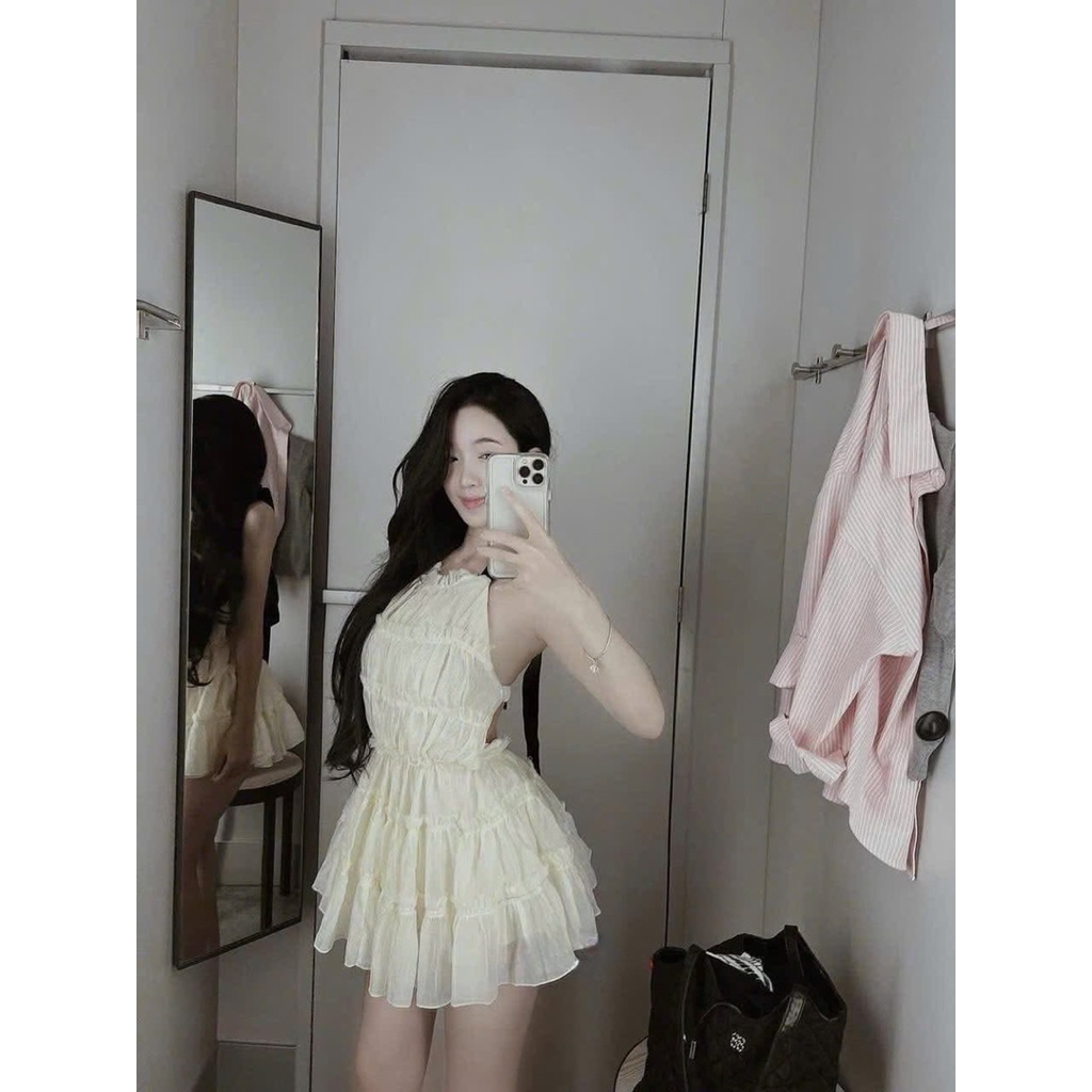 มินิเดรสแต่งระบายฟูฟ่องดีเทลคล้องคอผูกโบว์ด้านหลังโชว์หลังน่ารักๆ