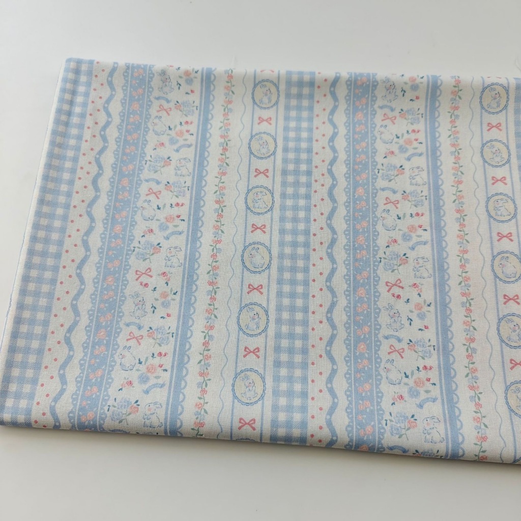 ผ้าคอตตอน 100% cotton poplin  ตัดขายเป็นเมตร หน้ากว้าง 145 เซนติเมตร ลาย Rabbit bow flower