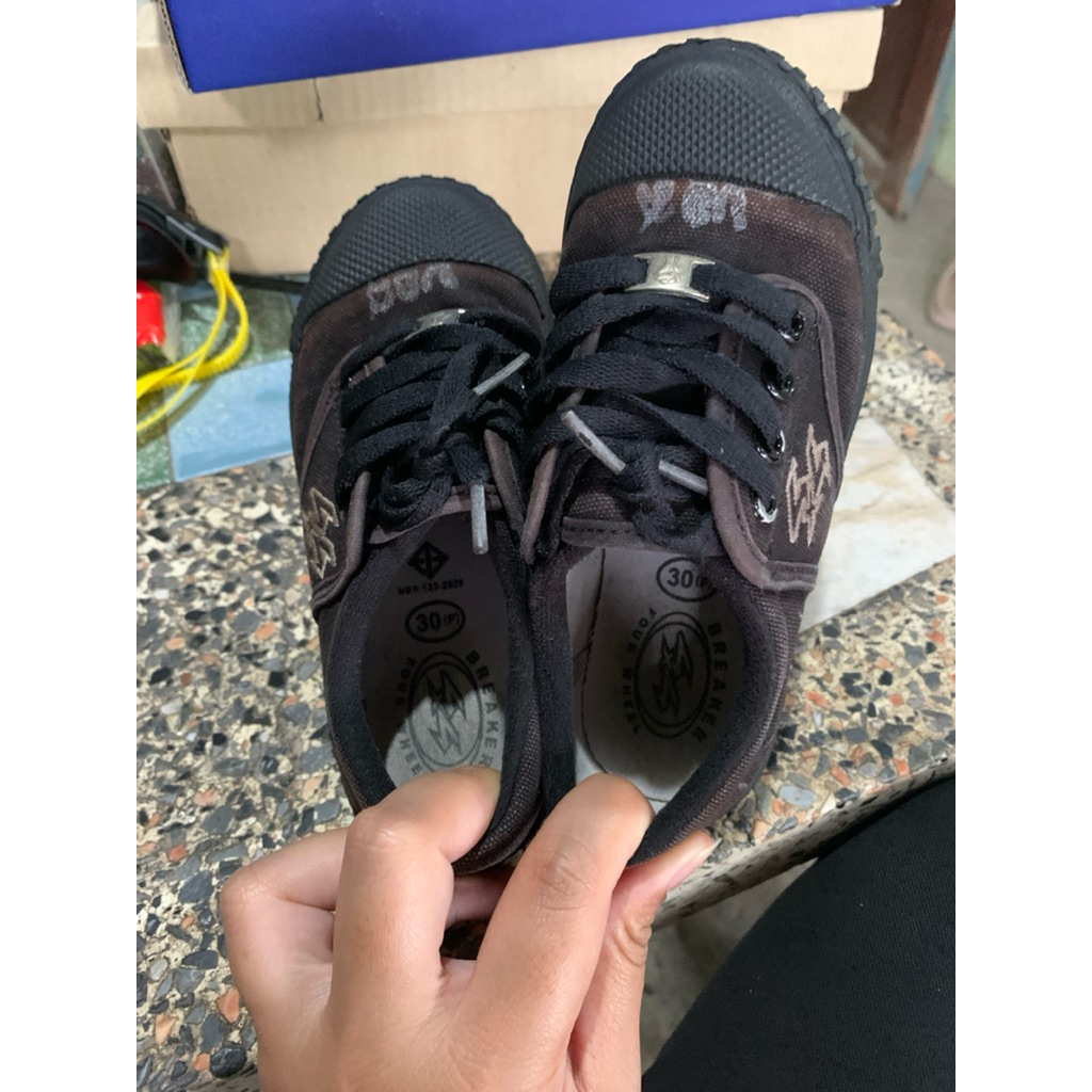 Breaker รองเท้านักเรียนชาย เบอร์30 มือสอง