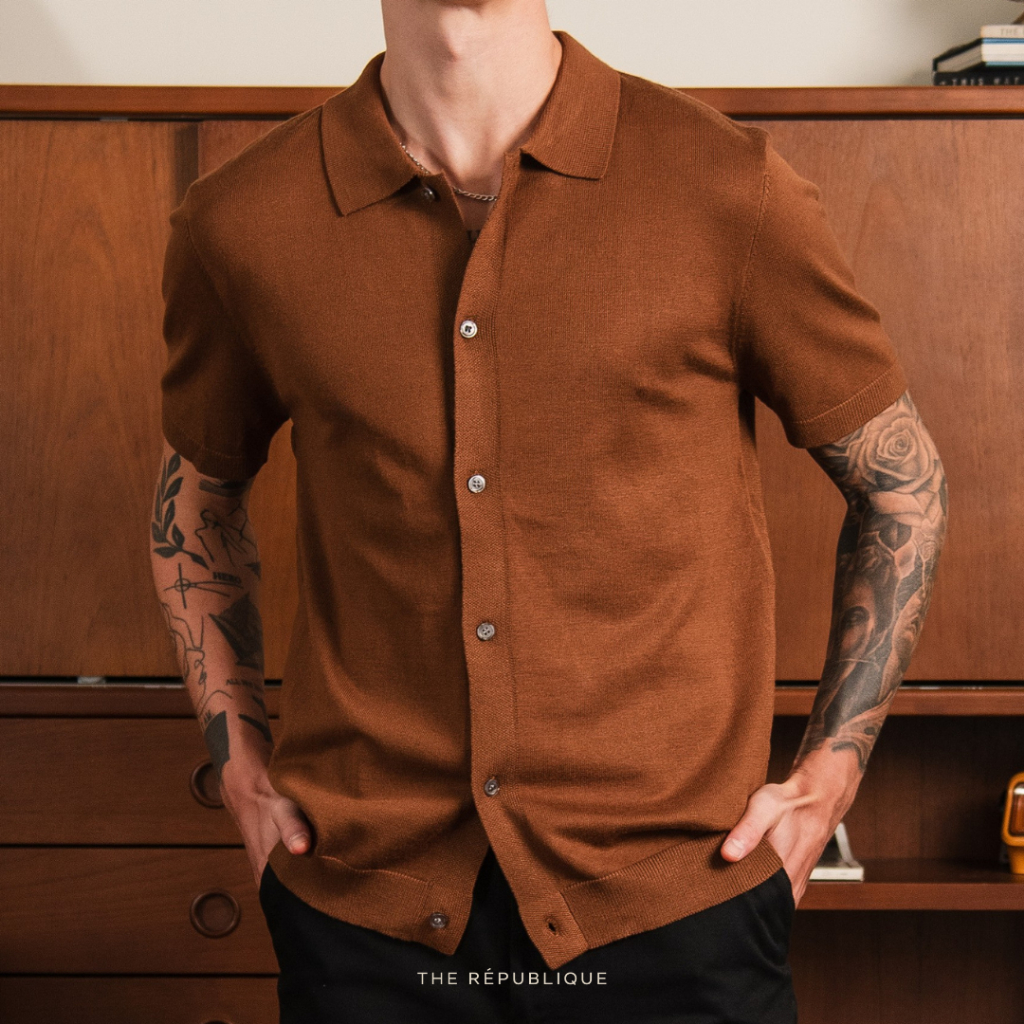 THE REPUBLIQUE - Short-Sleeve Knit Shirt (Caramel Brown) - เสื้อเชิ้ตผ้านิตแขนสั้น