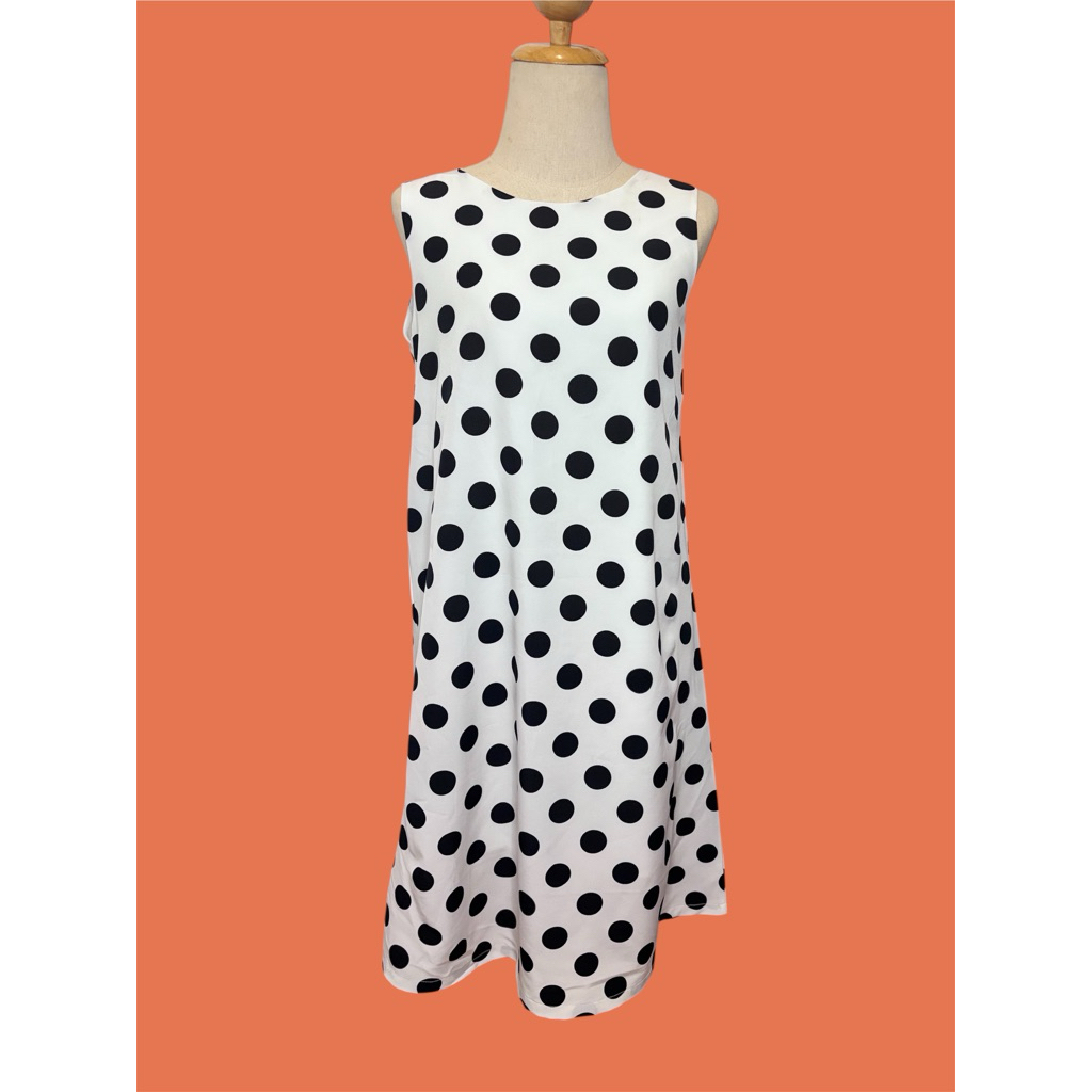 Black in white Pokka dot⚫️⚪️ เดรสคอกลมผ้าไหมอิตาลีมีซับในลายจุดดำ พื้นขาว