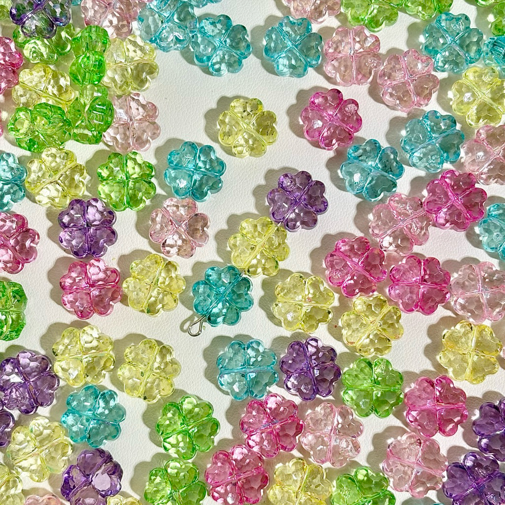 (พร้อมส่งจากไทย) ลูกปัดอคริลิค ใบโคลเวอร์ 15ชิ้น