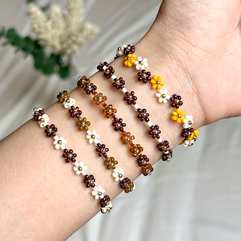 สร้อยข้อมือลูกปัดดอกไม้ ลูกปัดญี่ปุ่น สีน้ำตาลดาร์กช็อก🍩 งานhandmade