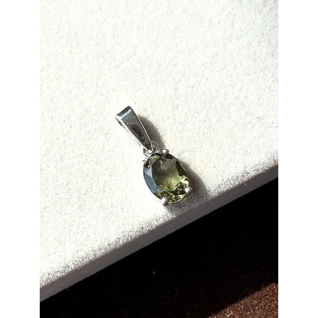 💚 Moldavite — Rare Tektite from Outer Space 💚  จี้เงินแท้ 925 ฝังหิน Moldavite แบบเจียรนัย จาก ประเท