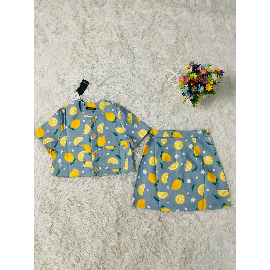 #TwinShop🍊สินค้าพร้อมส่ง🍊เซต2ชิ้นเสื้อกระดุมหน้าแต่งกระเป๋าลายผลไม้+กระโปรงซับกางเกงข้างในSize:S:32/