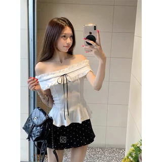 STR พร้อมส่ง🎀เสื้อปาดไหล่ แต่งลูกไม้สีขาว ผูกโบว์น่ารัก เสื้อครอปทรงรัดรูป เปิดไหล่แบบละบาย สาวฮอต เซ็กซี่แฟชั่นผู้หญิง