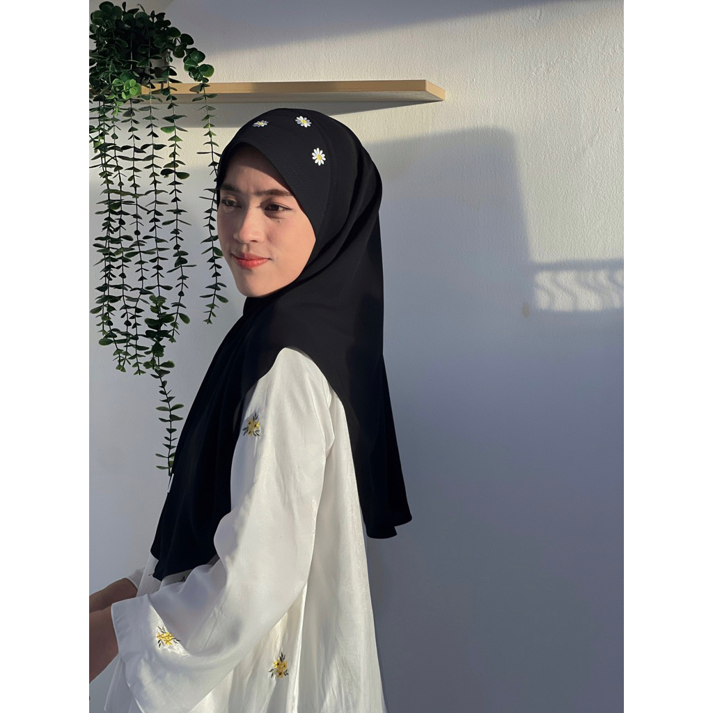 ฮีญาบกุ๊กไก่รุ่นปักดอกเดซี่ (Daisy hijab)