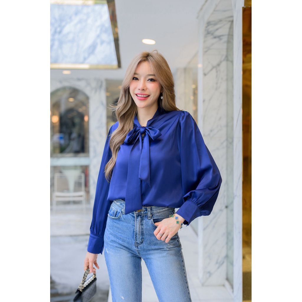 F23 เสื้อเชิ้ตแขนยาวสีน้ำเงิน  ผ้าซาตินอย่างดี แต่งโบว์หน้า