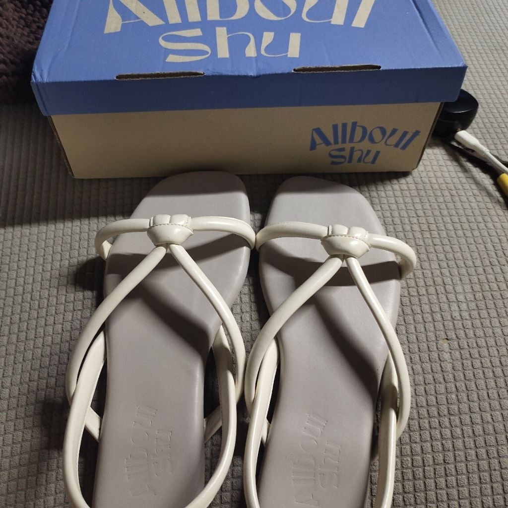 ส่งได้ 25-26 ส่งต่อ รองเท้ารัดส้น all about shu lamoon รุ่นละมุน สีเทาอ่อน เบอร์ 42 26cm รองเท้ามือส