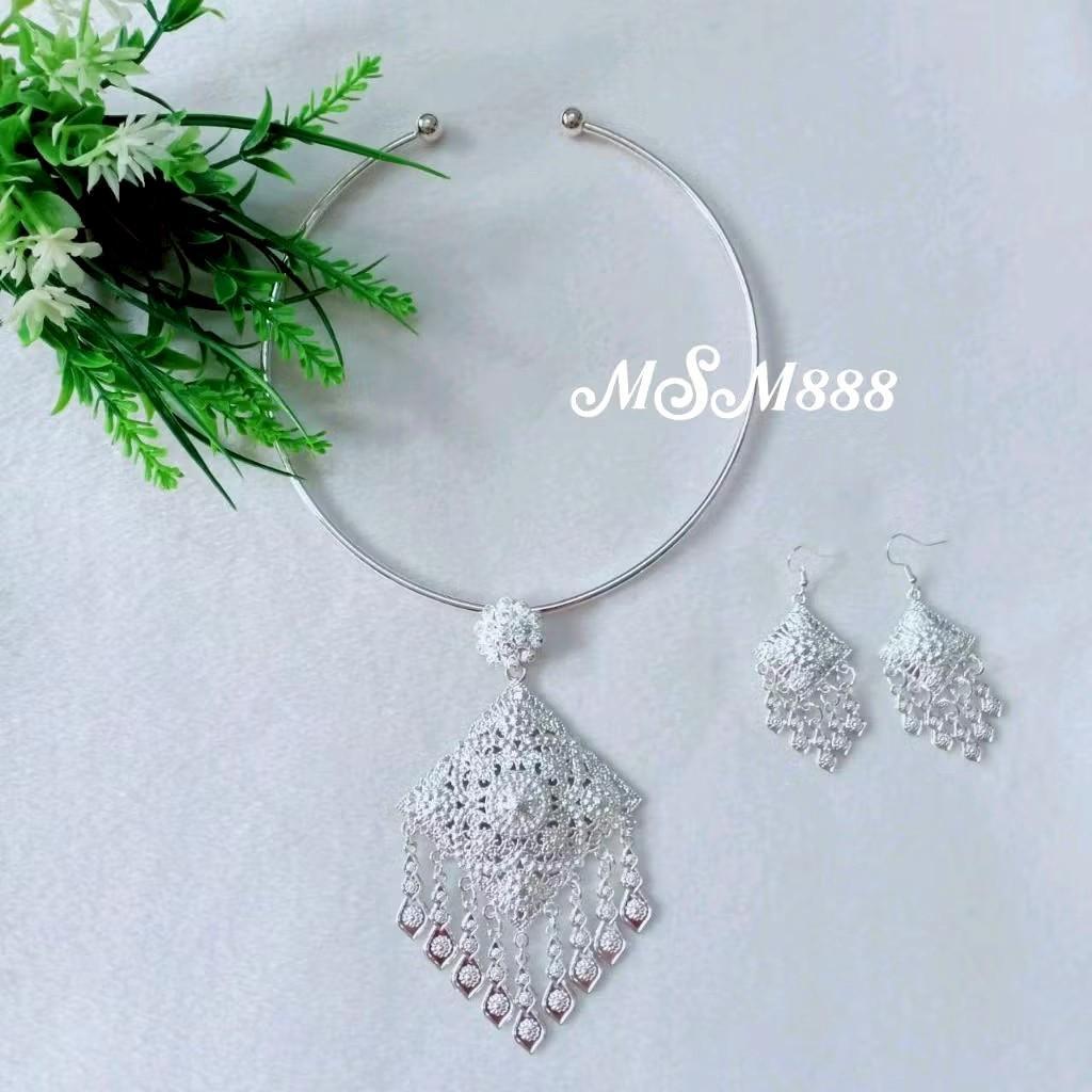 สร้อยคอพร้อมต่างหูเจาะแบบห่วง เครื่องประดับชุดไทย สีเงินขาว WW002