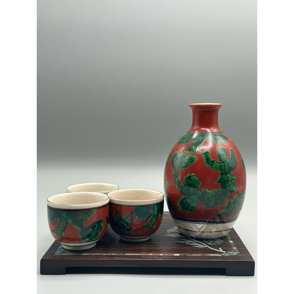 ชุดสาเกญี่ปุ่นพื้นสีแดง(aka-e)และลายเขียวแบบดั้งเดิม ขวด 1 ใบ แก้ว 3 ใบ Kutani-yaki(九谷焼)ยุคเฮเซะตอนต