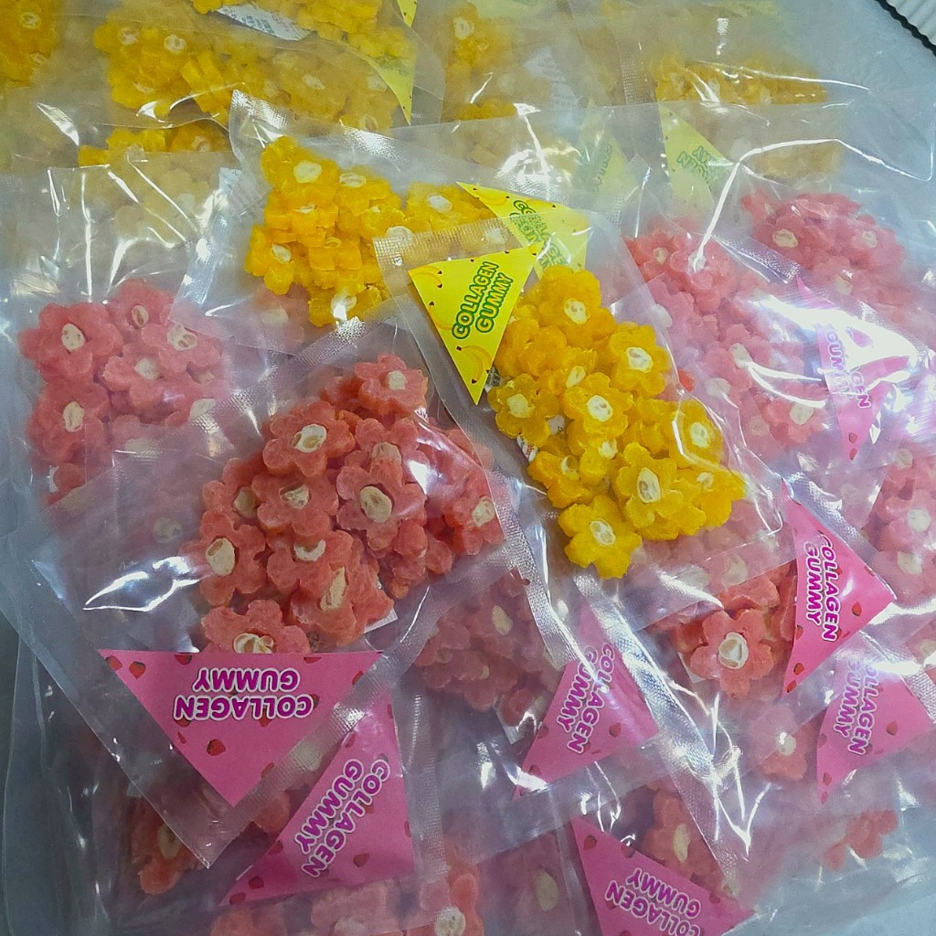 Dogfin (ด็อกฟิน) Collagen Gummy รูปดอกไม้ รสสตอเบอรี่และกล้วย ขนมสำหรับสุนัขทุกสายพันธุ์