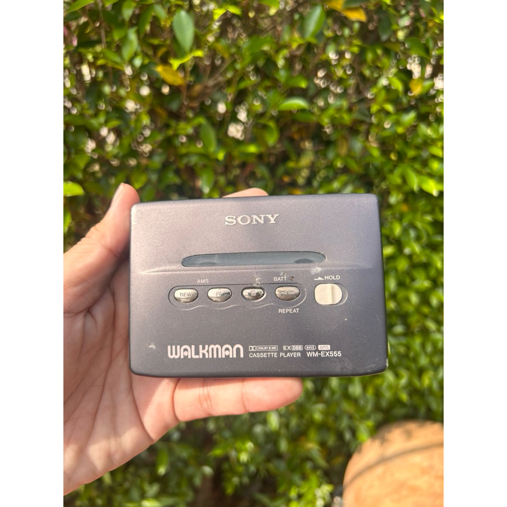 เครื่องเล่นเทป sony walkman wm-ex555 มือสองสภาพใหม่ ใช้งานได้ปกติ เสียงดีมาก ใช้ถ่านหมากฝรั่ง 1 ก้อน