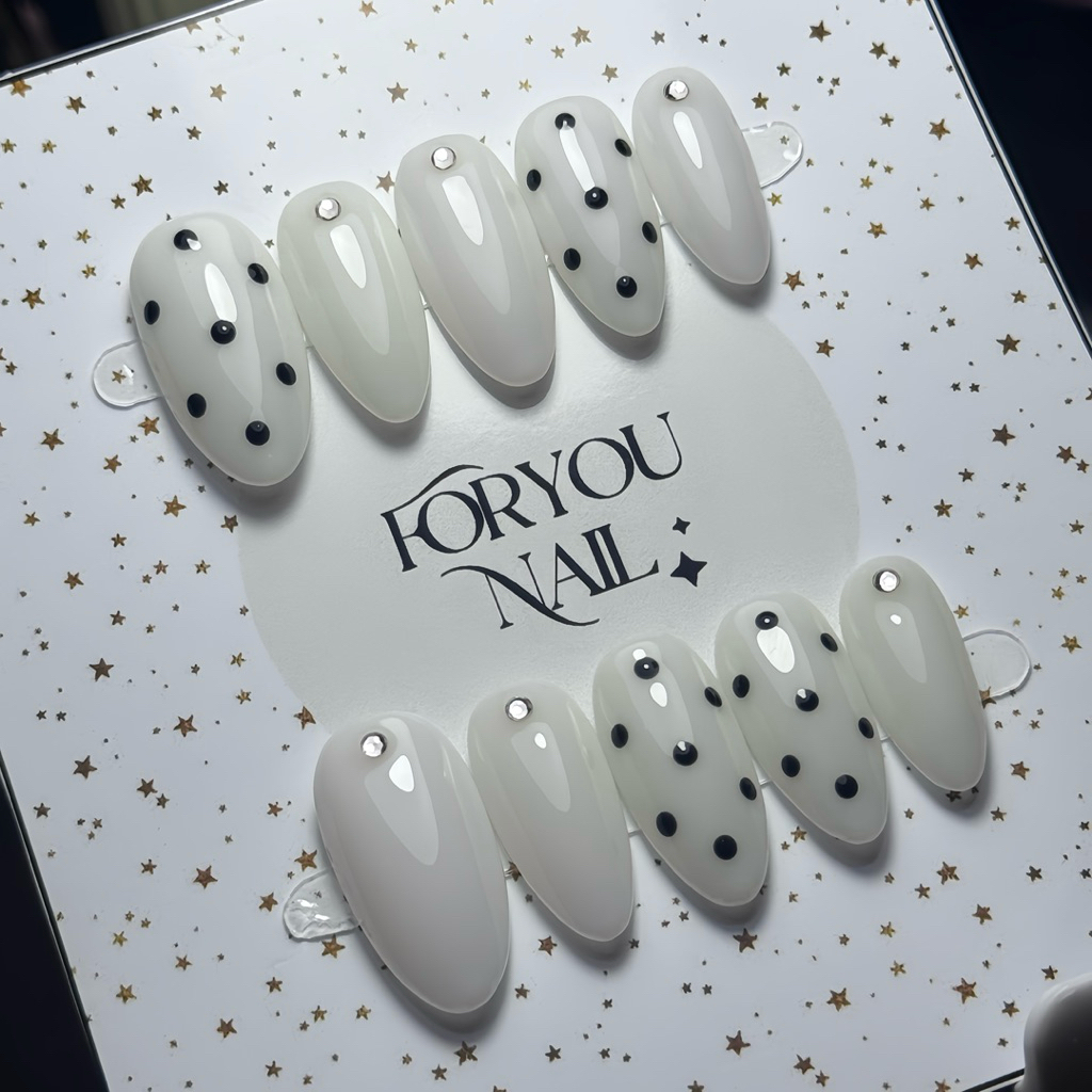 เล็บปลอมเจลแท้ Pol ka dot. แต่งเพชร สีขาวนม แถมกาวและอุปกรณ์ติดเล็บ (Handmade 1-3 วัน) ราคา ถูกที่สุด ดีลบีเคเค แกลเลอรีภาพที่ 3
