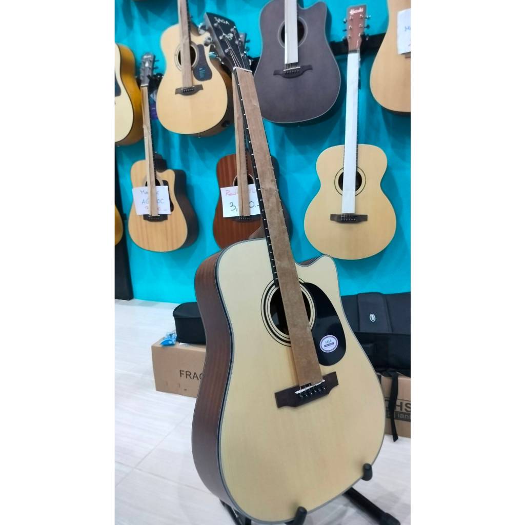 กีต้าร์โปร่ง SAGA รุ่น SF600C