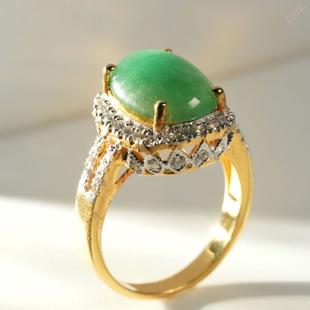 แหวนมรกตหลังเขียว ล้อมเพชร CVD ชุบเยลโลว์โกลด์ (YG)Green-Back Emerald Ring with CVD Diamond Halo