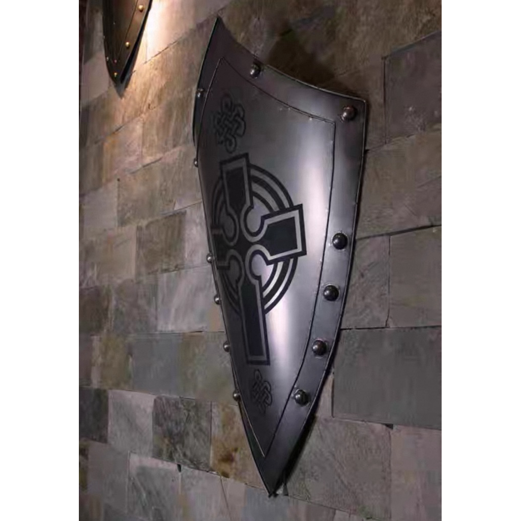 นำเข้าตกแต่ง  ️ โล่เหล็กยุคกลางยุโรปแนวเรโทร  ของแต่งผนังสุดเท่ สไตล์นักรบแห่งศตวรรษกลาง! กว้าง 56 x หนา 13 x สูง 92 ซม.