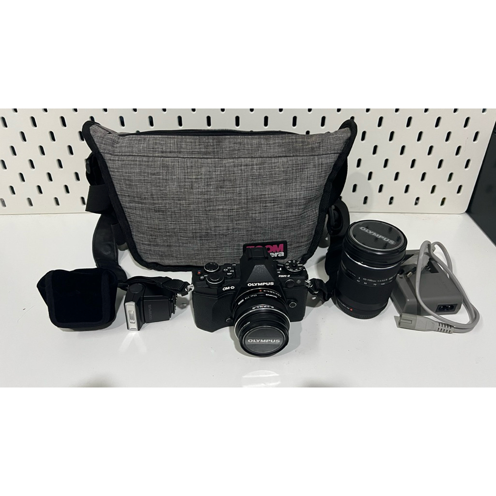 Olympus OM-D E-M5 Mark II + เลนส์ 17mm f1.8 + 14-150mm II + แฟลช FL-LM3 (กล้อง Mirrorless มือสอง)**