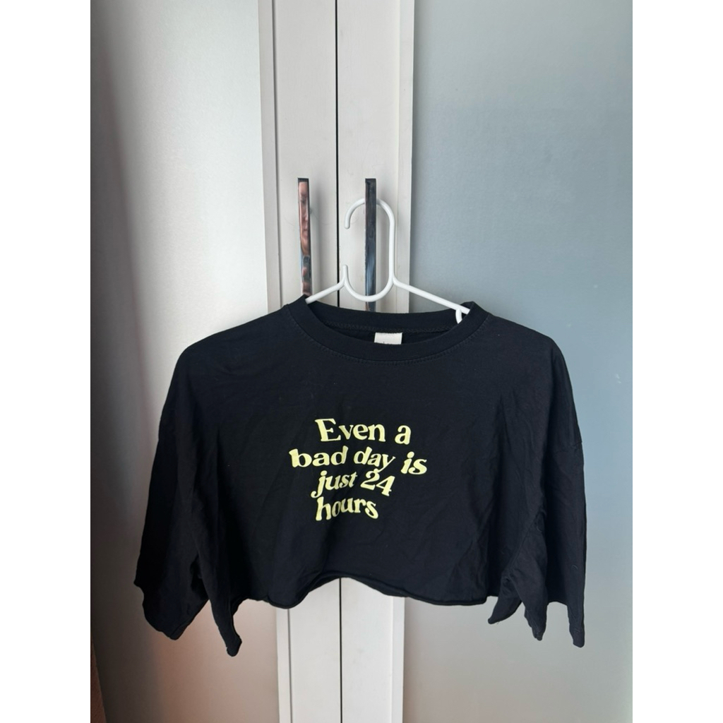 เสื้อครอปสีดำ Feeling good