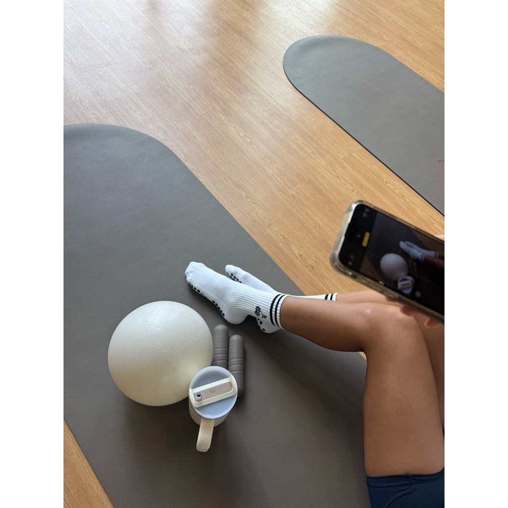 Aura Socks - Pilates Grip Socks Cherry 8 Ball