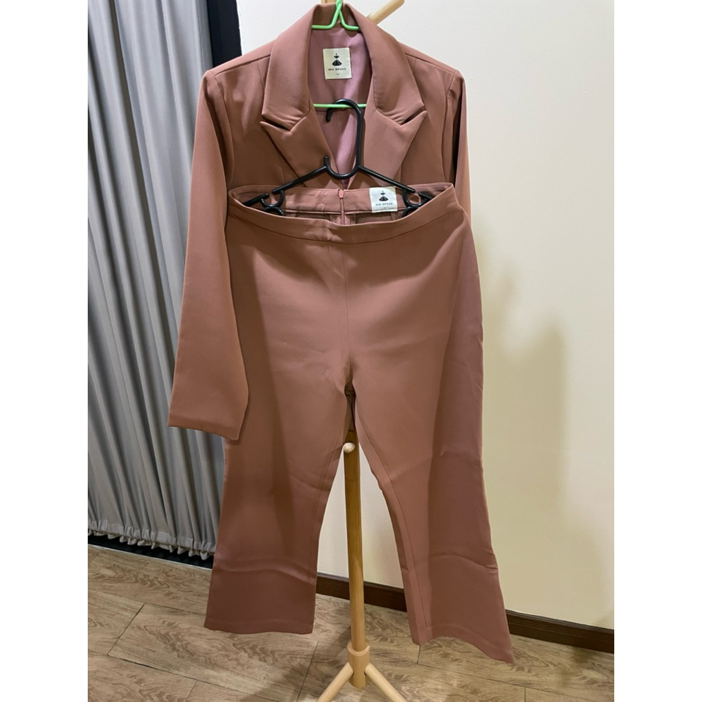 ชุดset ชุดสูทสีโอรส เสื้อพร้อมกางเกง จาก BNK Brand มือสอง