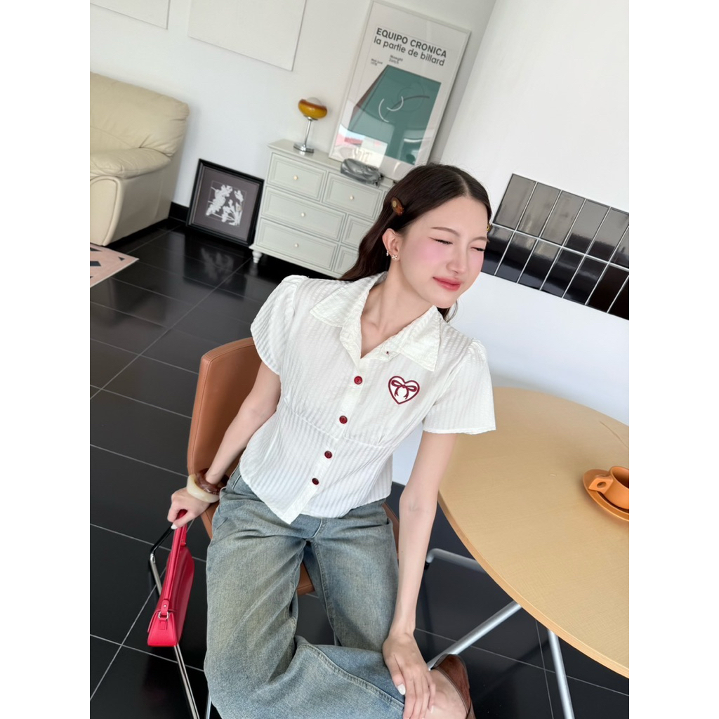 KORRA ·͜·♡เสื้อเชิ้ตคอปกลายริ้ว🤎ปักหัวใจโบว์✨ด้านหลังมีโบว์ผูกเข้ารูป งานสวยใส่แล้วน่ารักมากๆ 📸🫧 - รูปที่ 4