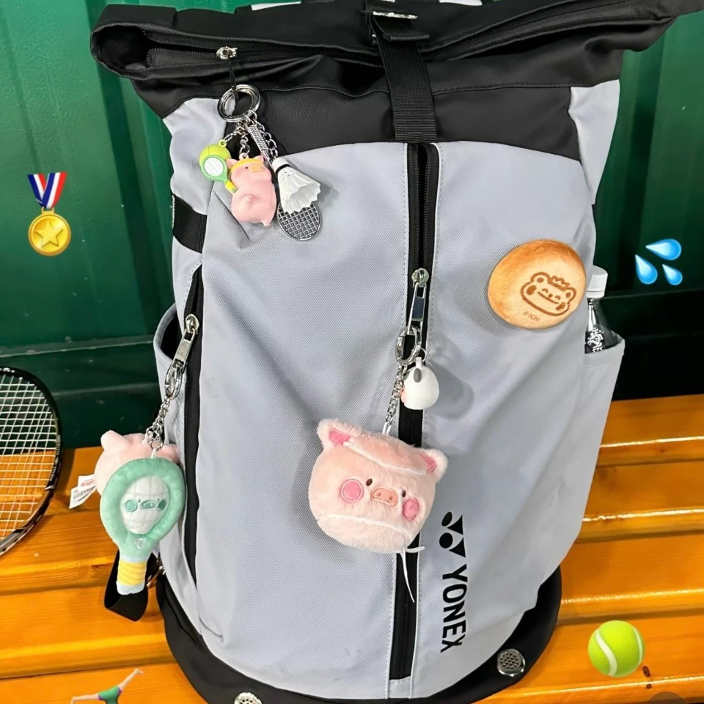 ส่งจากไทย  LuLu The Piggy Tennis Collection หมูลูลู่ กระเป๋า ลูกเทนนิส ตุ๊กตาห้อยกระเป๋า ผ้าเช็ดเหงื่อ ของขวัญ 46190 ราคา ถูกที่สุด ดีลบีเคเค แกลเลอรีภาพที่ 3
