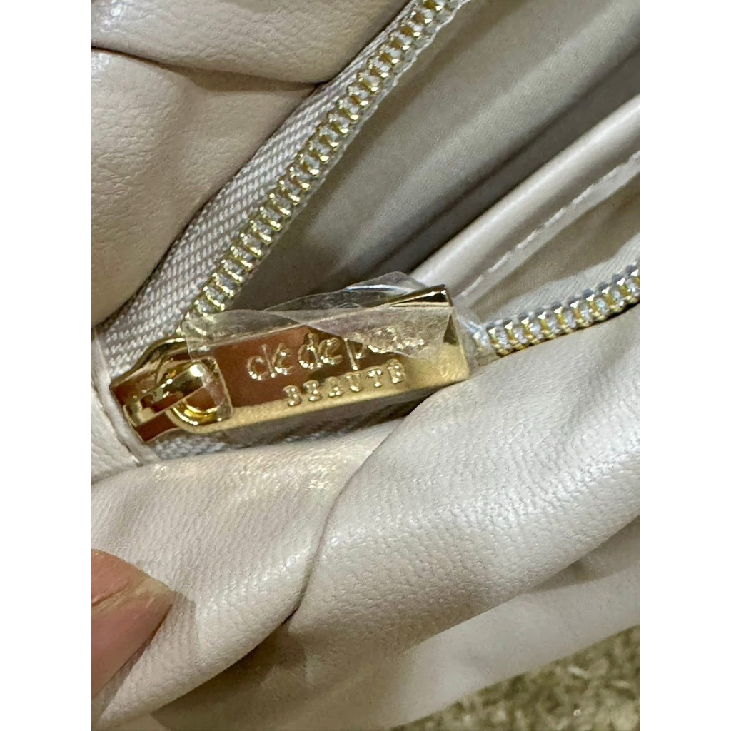 New #Cle de peau Cosmetics bag  Sz:ยาว 8นิ้ว X กว้าง 5นิ้ว)  🧧🧧390฿ DNE’ UDTOWN