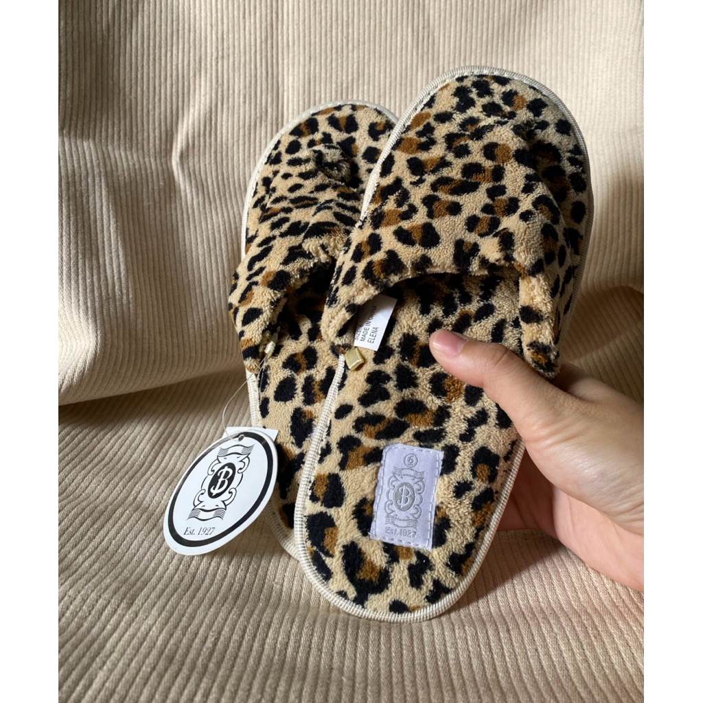 รองเท้า slipper ใส่ในห้องใส่ในบ้าน