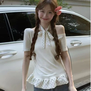 Paula พร้อมส่ง🌴เสื้อยืดแขนสั้น🌴เปิดไหล่ข้างเดียว แถมโช้คเกอร์ ผ้าพันคอลายจุดสไตล์เกาหลี เสื้อปาดไหล่ ดีเทลเย็บชายระบาย