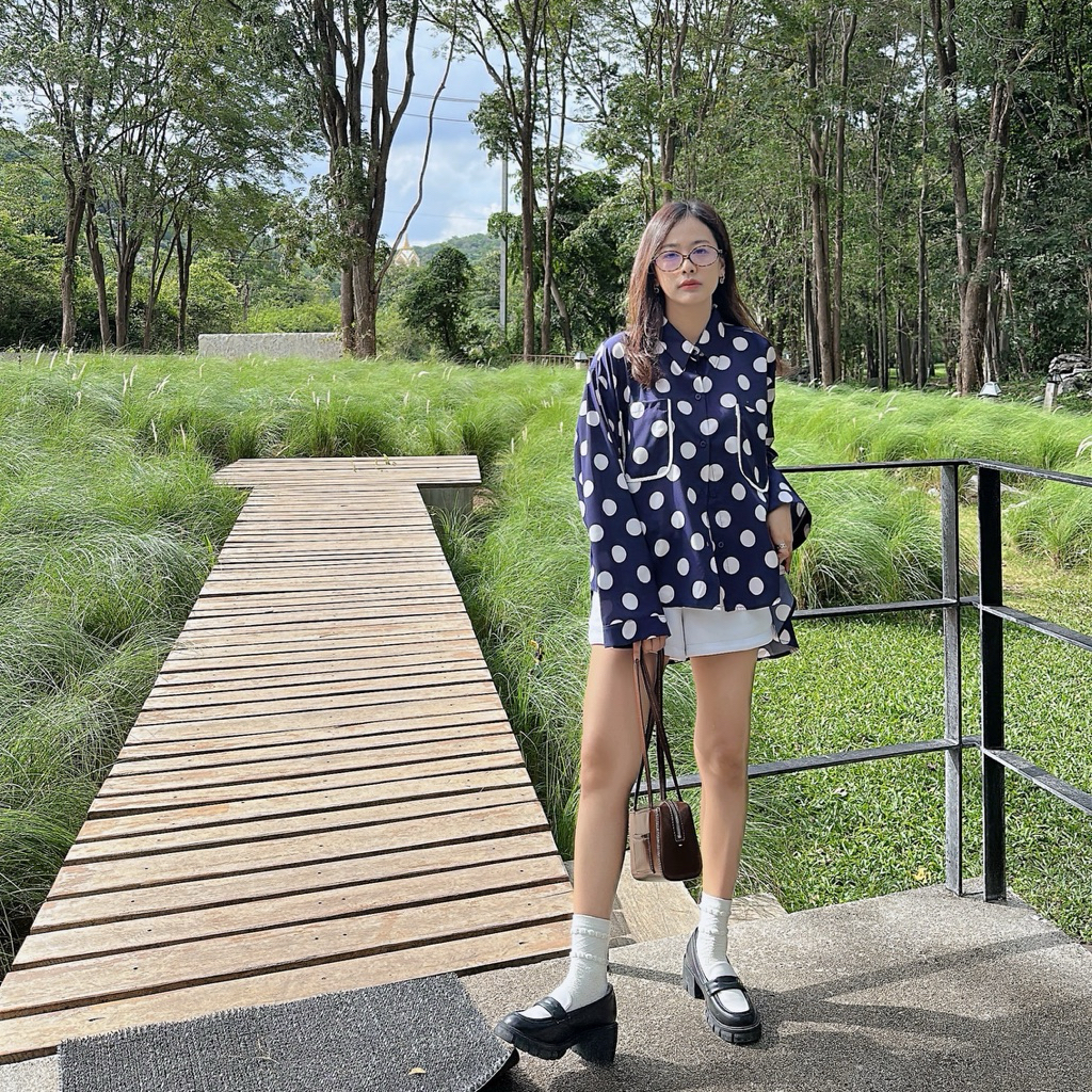 𝐌𝐀𝐑𝐔 𝐒𝐇𝐈𝐑𝐓 เสื้อเชิ้ตโอเวอร์ไซส์ ลาย polka dots กระเป๋า2 ข้าง