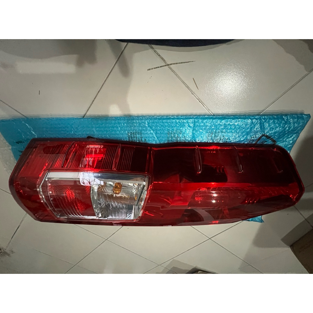 ไฟท้าย hiace 300 แท้ ตัวส่งออกมีไฟตัดหมอกหลัง