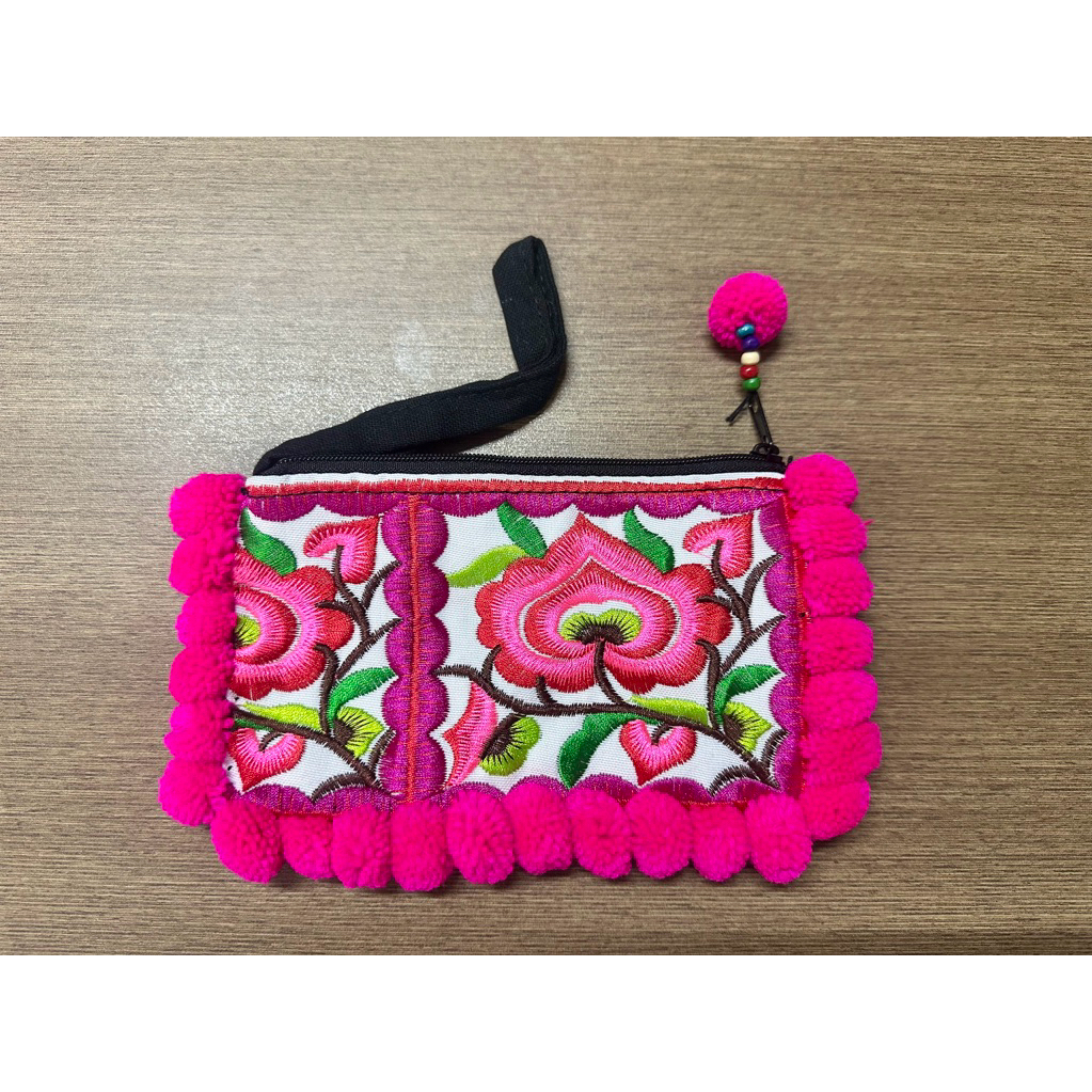 กระเป๋าชาวเขาติดปอมๆ มีซิปและซับใน งานปัก2ด้าน มีสายคล้อง