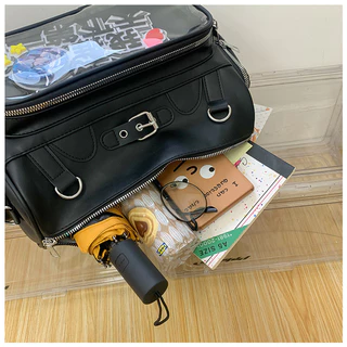 [พร้อมส่ง] 🌷 Ita Bag กระเป๋าสะพาย เป้ หนังPU อวดเมน ใส่ตุ๊กตา Cross body กันน้ำ กันฝุ่น ไปคอน