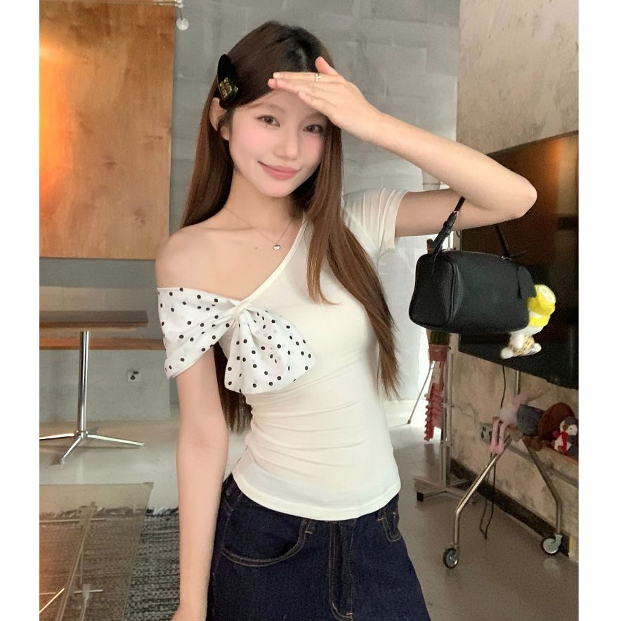 เสื้อยืดผู้หญิง เสื้อยืดไหล่เยื้อง ทรงเข้ารูป สีพื้น เเบบไม่ซ้ำใคร ต่อผ้า #020370