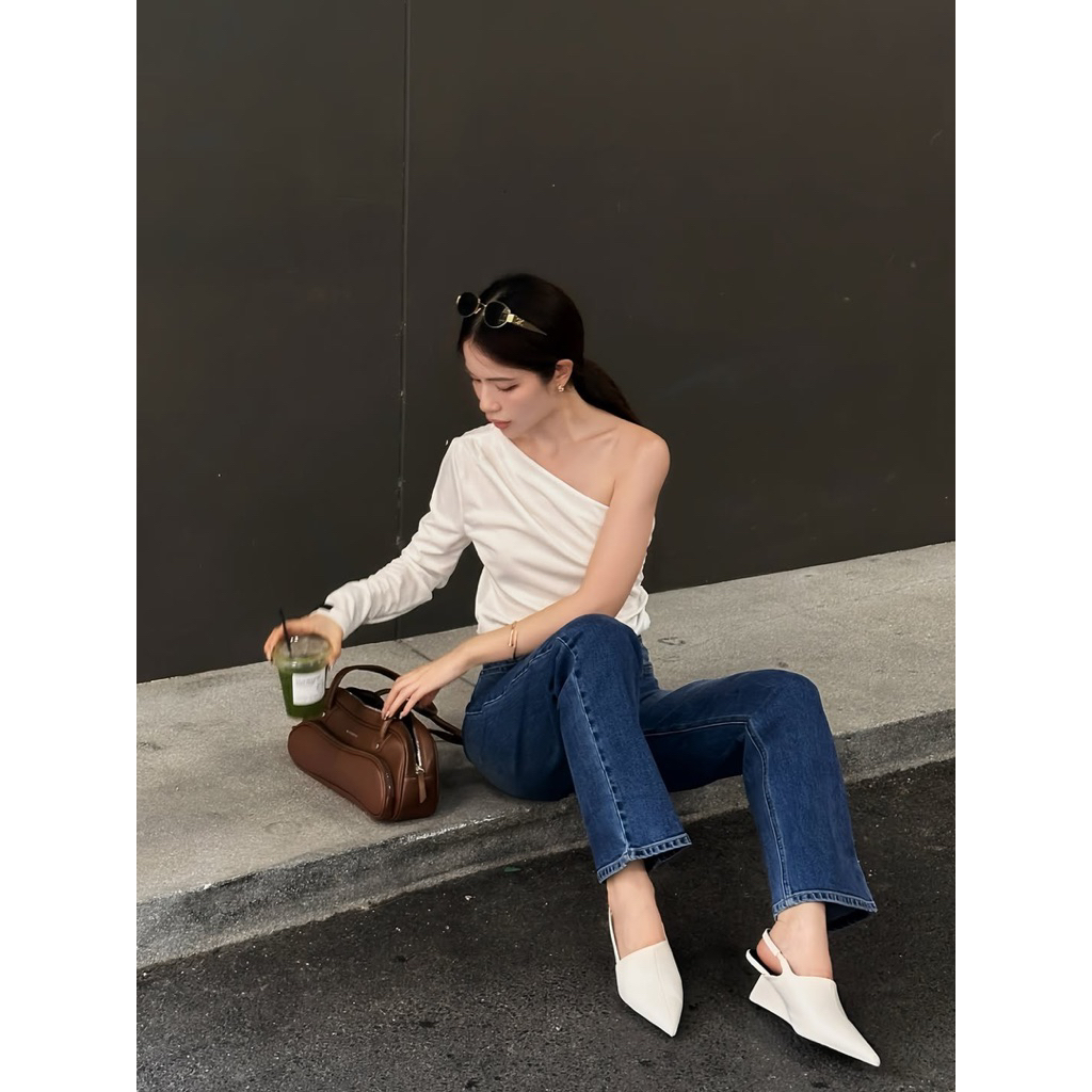 KNS Tilt top - เสื้อปาดไหล่ จับจีบเอว ผ้าคอตตอน