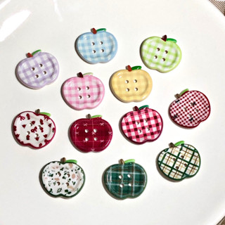 กระดุมอะคริลิก รูปแอปเปิ้ลทึบ ขนาด25*23mm. ติดกิ้บทำกำไลที่ห…