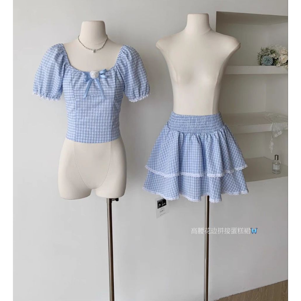 ชุดเซ็ท 2 ชิ้น สไตล์หวานน่ารัก ดีเทลลูกไม้แขนพัฟ ดอกไม้สามมิติ ท่อนบนสั้น แมตช์กับกระโปรงเอวสูงทรงเค้กหลายชั้น ราคา ถูกที่สุด ดีลบีเคเค แกลเลอรีภาพที่ 4