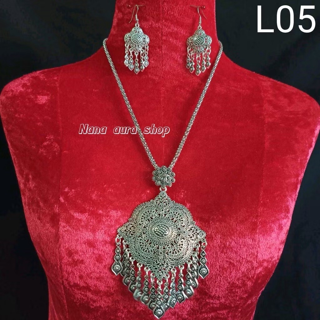 สร้อยคอชุดไทยพร้อมต่างหูเจาะ สีเงินรมดำ เครื่องประดับชุดไทย