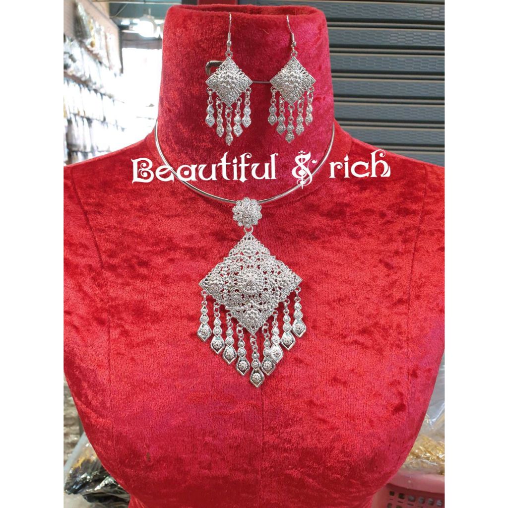 สร้อยคอพร้อมต่างหูเจาะแบบห่วง เครื่องประดับชุดไทย สีเงินขาว WW002