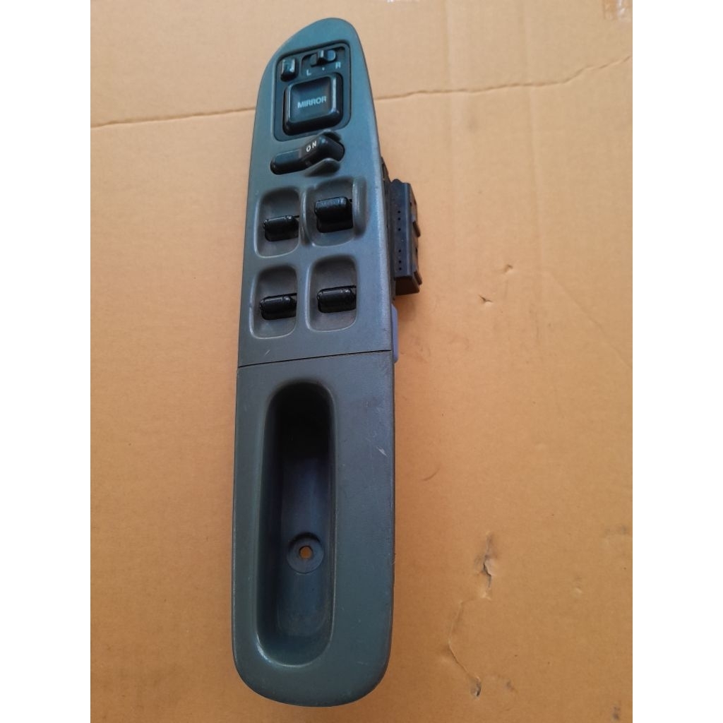 สวิทช์ยกกระจกไฟฟ้า หน้าขวา ฮอนด้า แอคคอร์ด 94-96 FR ACCORD 94-96 ได้ตามรูปครับ กรอบ สวิทช์ปรับกระจกมองข้าง