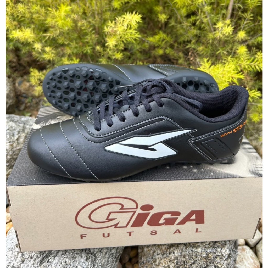 (O) รองเท้าฟุตซอลร้อยปุ่ม GIGA รุ่น GB04 สี ขาว ดำ เทา Size 39-44  จัดเตรียมสินค้า 1-2 วัน