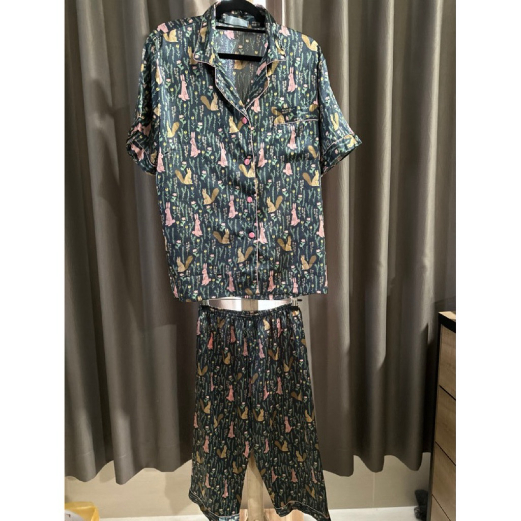 ชุดนอนผ้าซาตินแบรนด์VANA sleepwearแท้💯%ค่ะสภาพใช้งานแล้วค่ะ