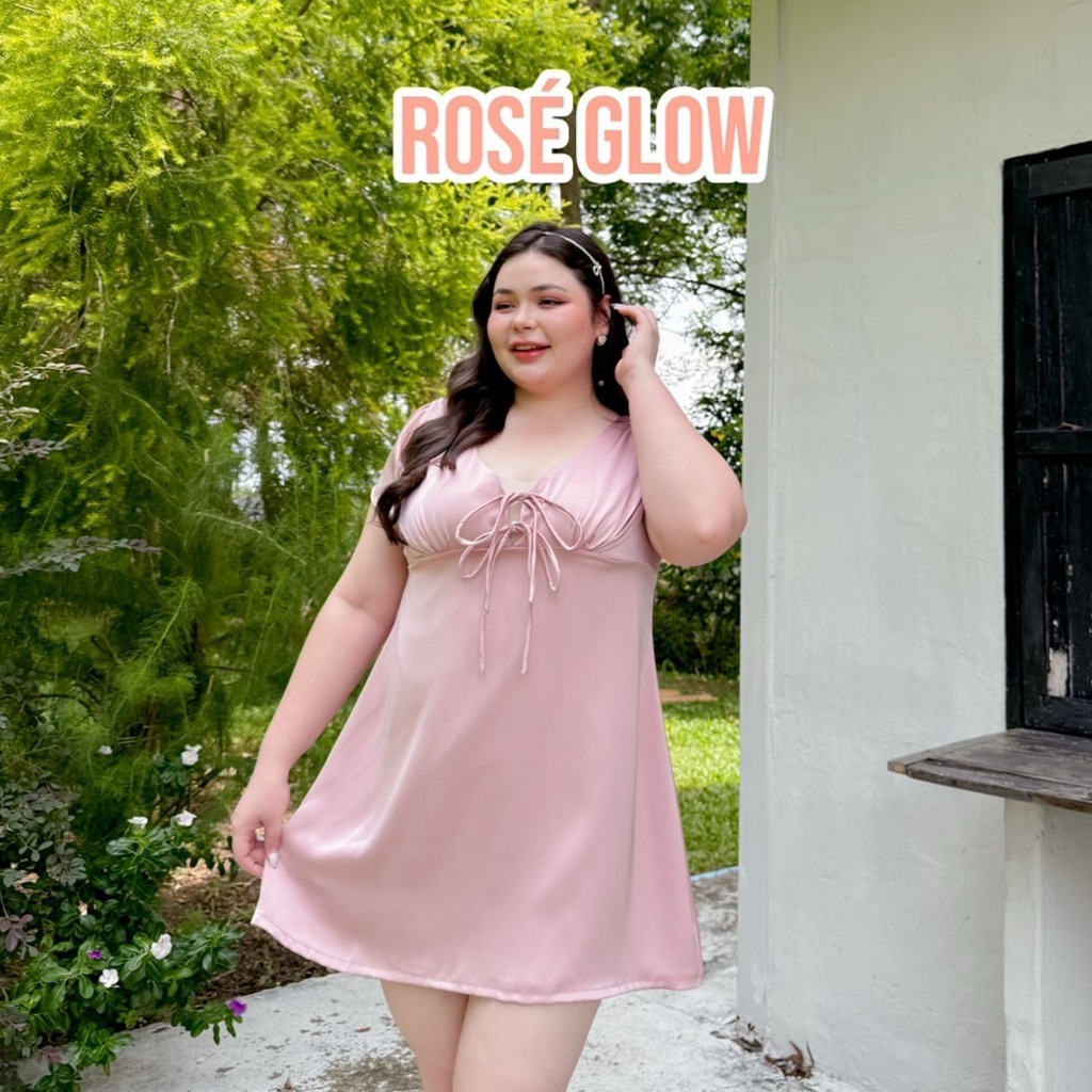 Lady M | ROSE GLOW Plussize เดรสสั้น สาวอวบสีชมพูหวานๆ สไตส์ลูกคุณหนู ไฮโซติดแกรม ใส่ออกเดต ออกงานทั้งกลางวัน กลางคืน