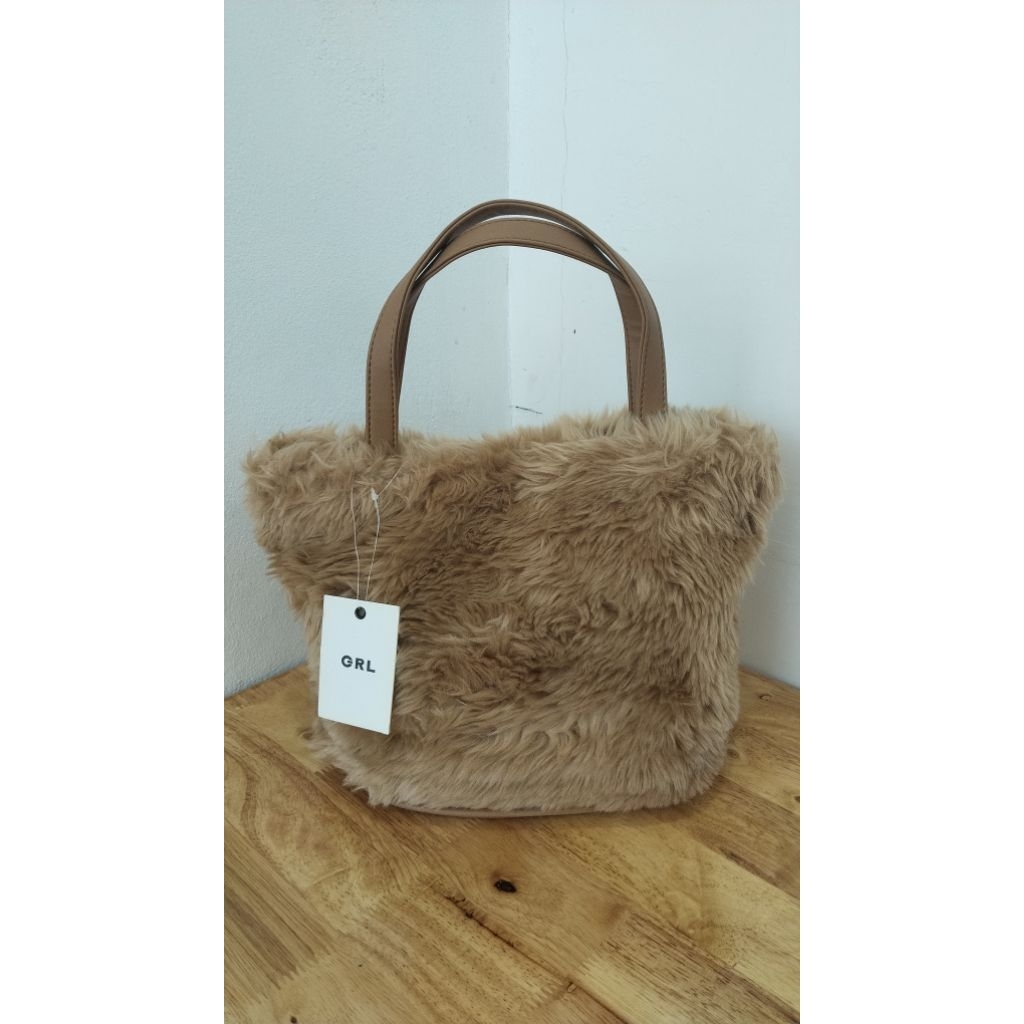 กระเป๋าขนฟูๆGRLป้ายห้อยมินิมอล
