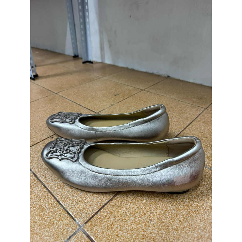 Used La bella รองเท้าแฟลต มือสอง ไซส์ 36 พื้นไม่สึก ข้างในสะอาด ตำหนิข้างรองเท้ามีรอยลอกสติ๊กเกอร์ทำ